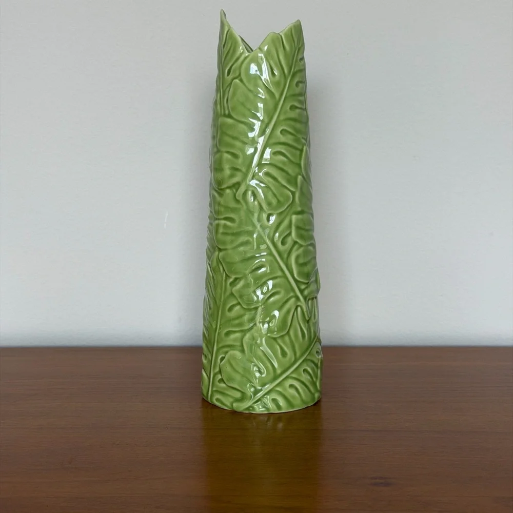 Delicate Majolica - Style Green Leaf Pattern Vase - Vintage Botanical Charm